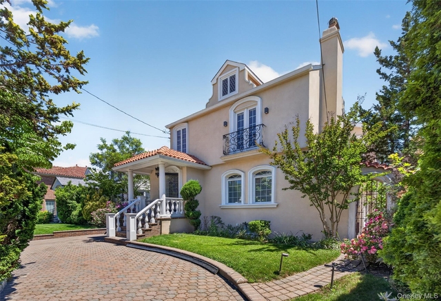 1425 Burton Street - Photo 1