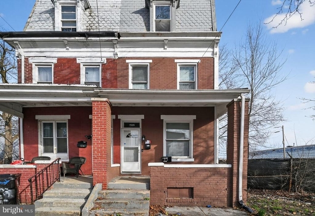 652 Emerald Street - Photo 1
