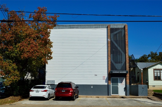 706 W 34th St - Photo 1