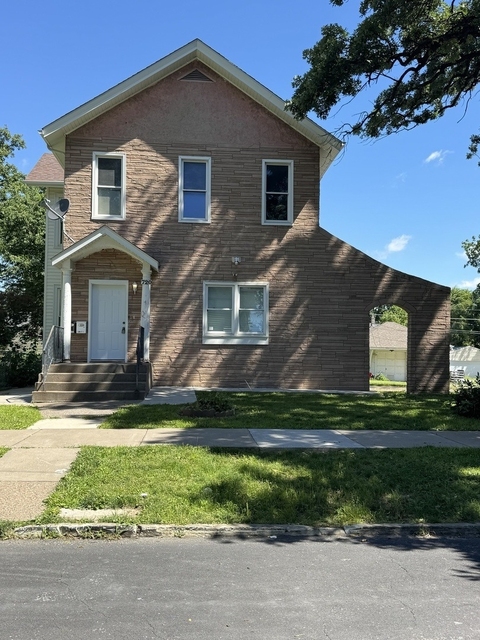 720 E 14th Street - Photo 1