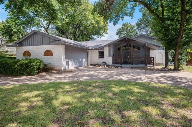 912 Glen Oaks Boulevard - Photo 1