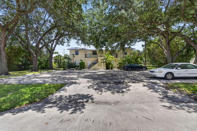 708 Sw Gardens Boulevard - Photo 1