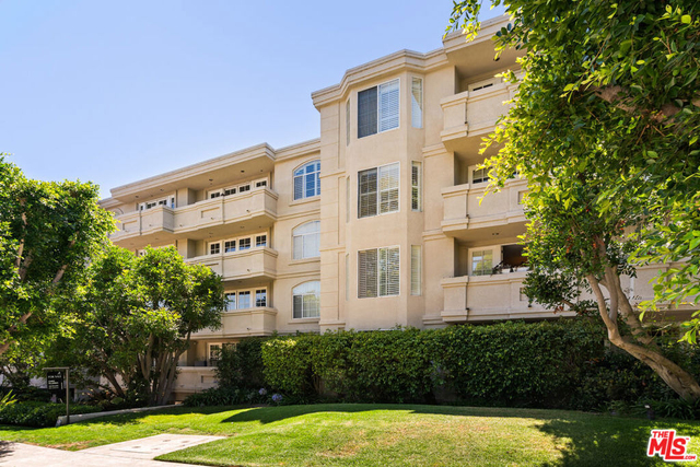 575 S Barrington Avenue - Photo 1
