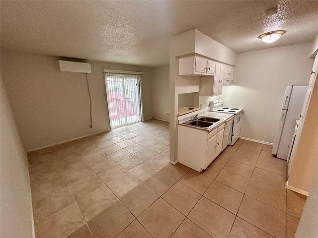 901 E 40th St - Photo 1
