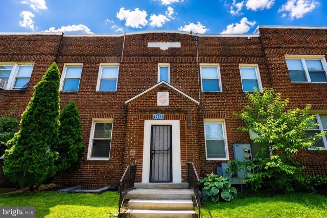 1633 E Street Ne - Photo 1