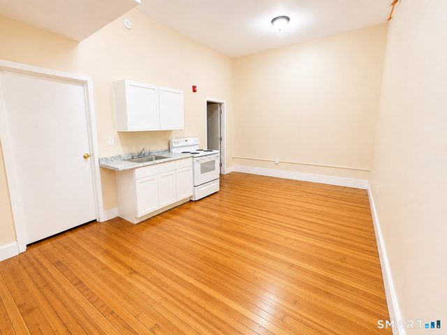 105 Bank Street - Photo 1