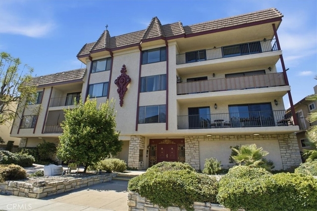 321 E Stocker - Photo 1