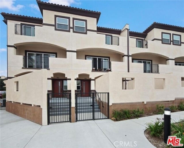 904 Warwick Avenue - Photo 1