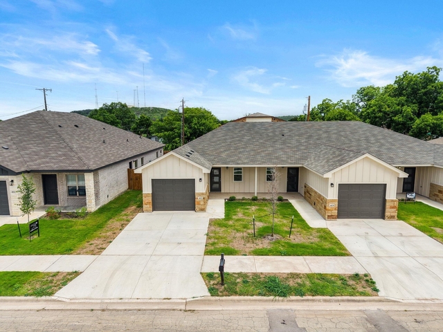 410 W Avenue C - Photo 1
