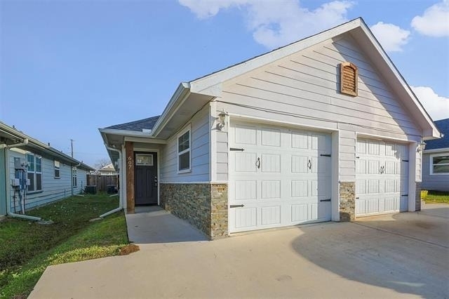 607 E Carter Street - Photo 1