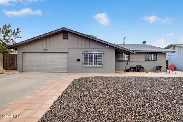 123 E Erie Drive - Photo 1