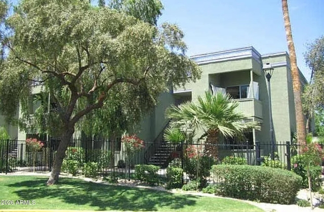 740 W Elm Street - Photo 1