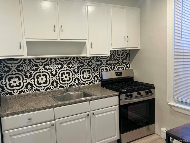 150 Tulip Avenue N - Photo 1