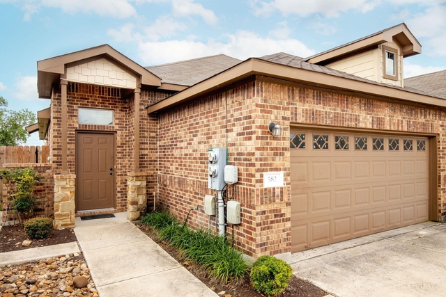 586 Creekside Cir - Photo 1
