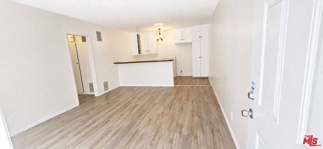 2630 S La Salle Avenue - Photo 1