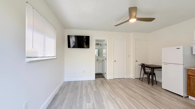 820 Ne 17th Avenue - Photo 1