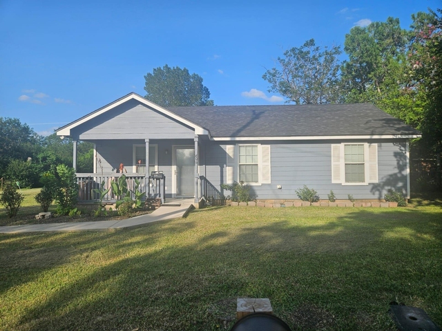 606 Trinity St - Photo 1