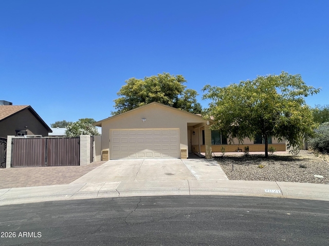 2920 E Michelle Drive - Photo 1
