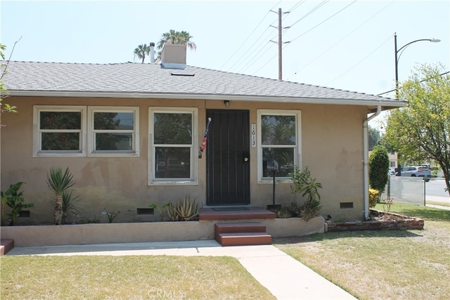 1613 W Victory Boulevard - Photo 1