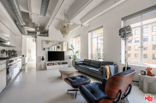 6253 Hollywood Boulevard - Photo 1