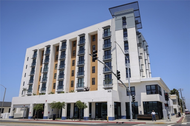 305 E Street - Photo 1
