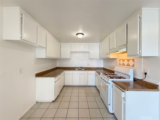 1056 E Phillips - Photo 1