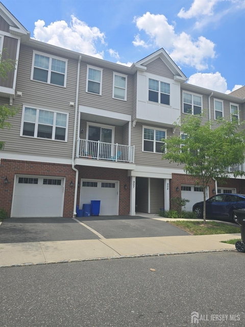 907 Greenland Square - Photo 1