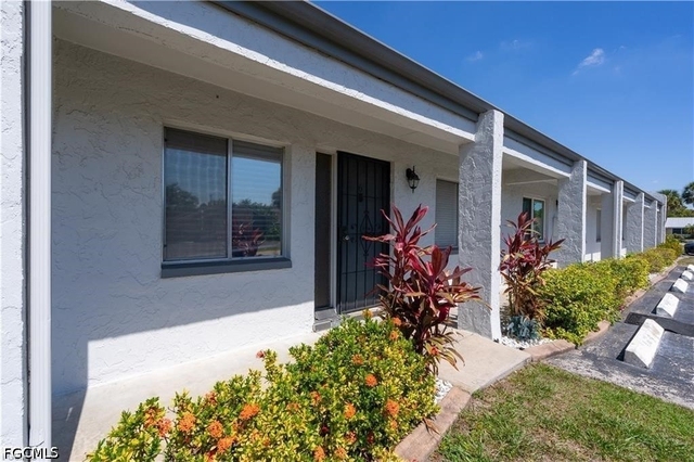 4608 Se 4th Place - Photo 1