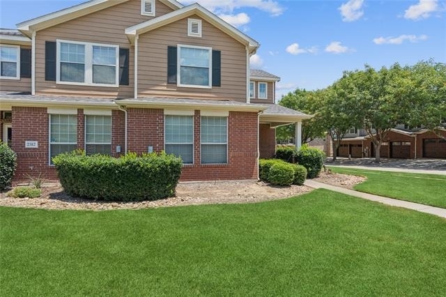 2316 Stoneleigh Place - Photo 1