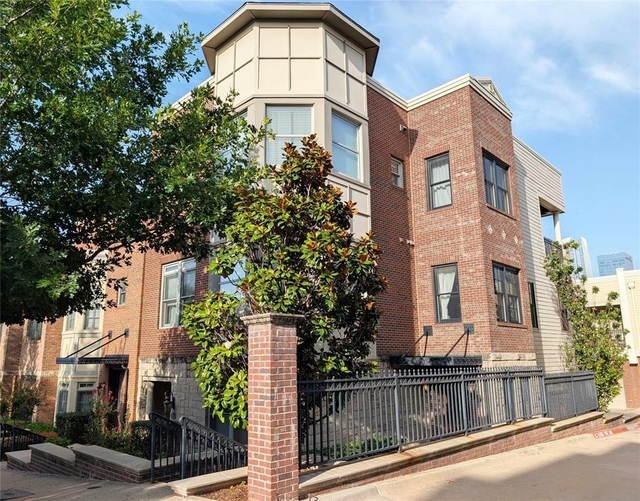 221 N Geary Avenue - Photo 1