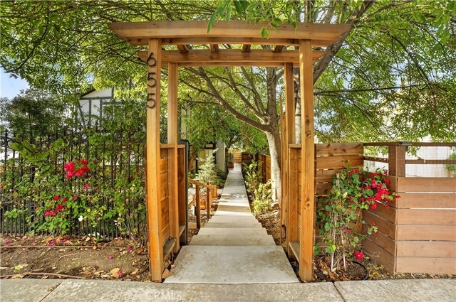 655 W Ontario Avenue - Photo 1