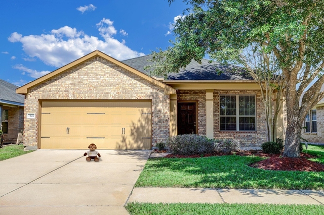 1926 Lansing Cove Drive - Photo 1