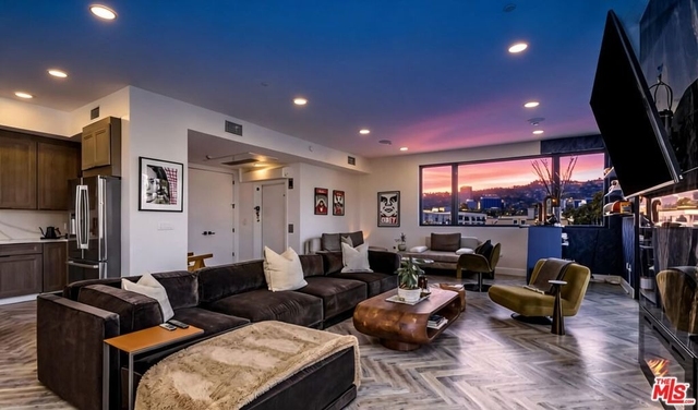 137 N Doheny Drive - Photo 1