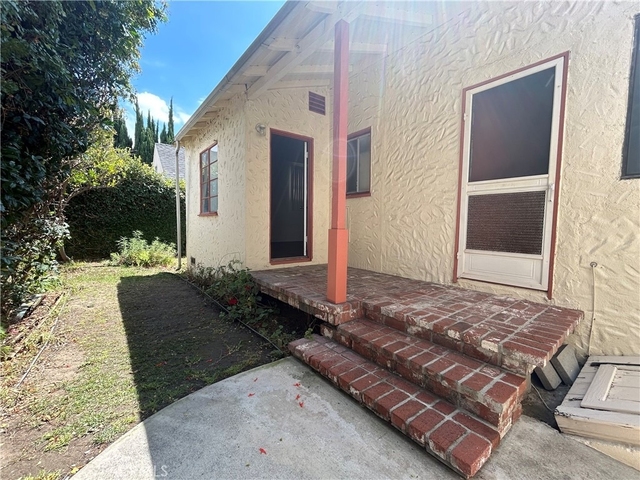 214 E Stocker - Photo 1