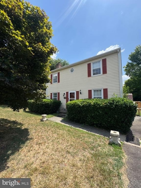 100 Greenbrier Terrace - Photo 1
