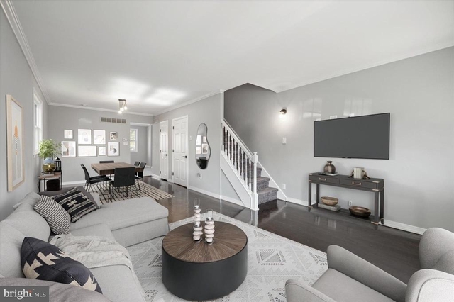 725 Mt Vernon Avenue - Photo 1