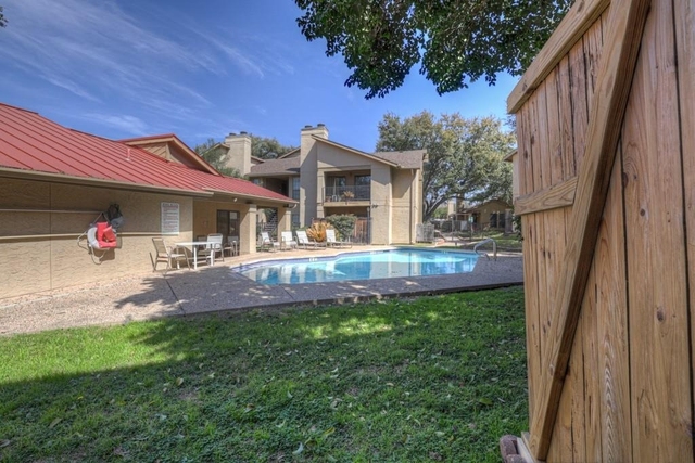 1202 Thorpe Ln - Photo 1