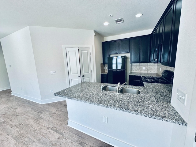2216 Creekside Ln - Photo 1
