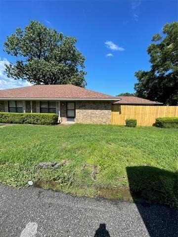 1501 W Houston - Photo 1