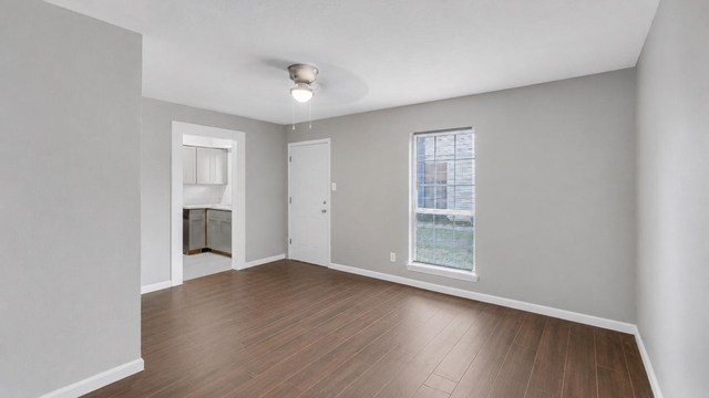 122 E Crosstimbers Street - Photo 1