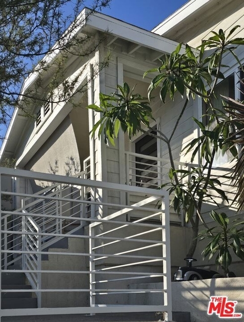 919 Isabel Street - Photo 1