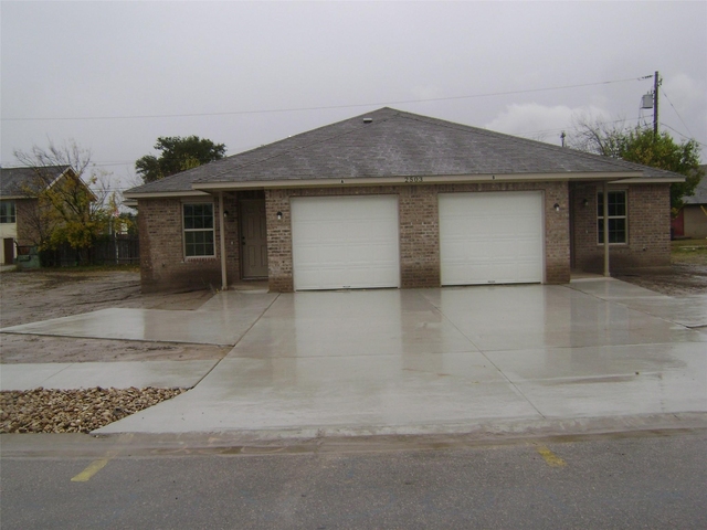 2505 S Oak Ln - Photo 1