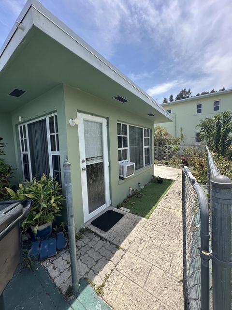1126 N H Street - Photo 1