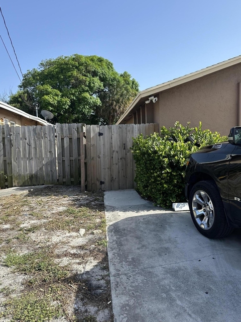 641 W 9th Street - Photo 1