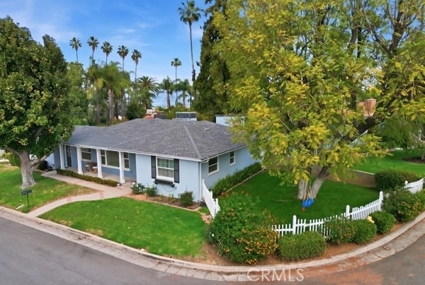 1329 La Loma - Photo 1