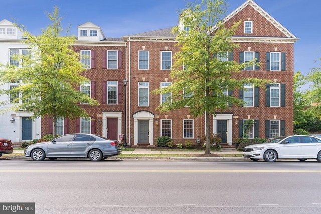 908 W Glebe Road - Photo 1
