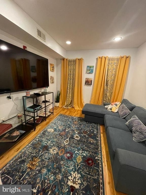 217 W Girard Avenue - Photo 1