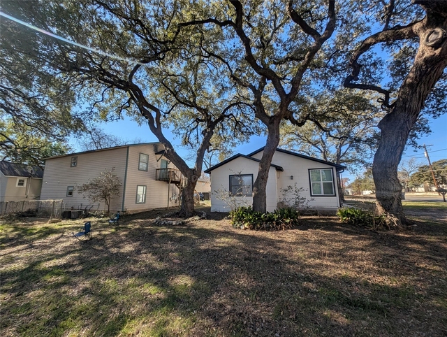 519 W Hutchison St - Photo 1
