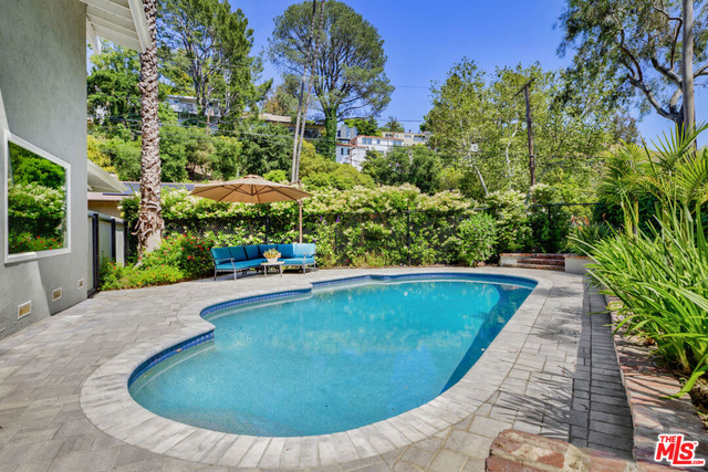 3101 N Beachwood Drive - Photo 1