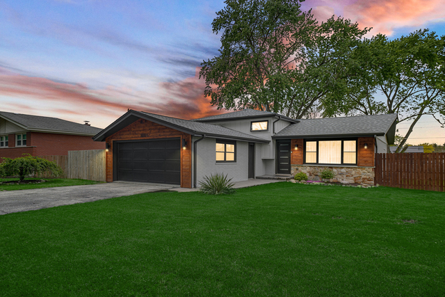 10324 S 81st Avenue - Photo 1